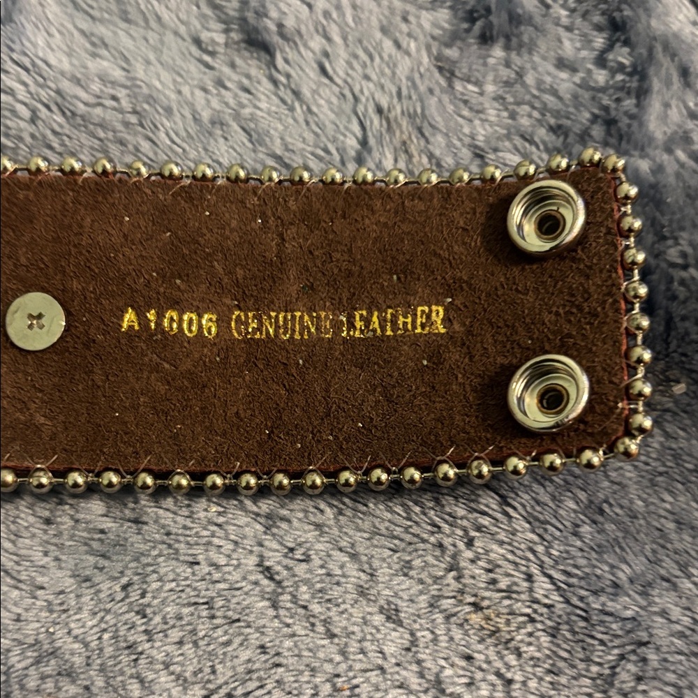 Wide‎ Cuff Heart-Embellished Red Leather Bracelet - Picture 5 of 6
